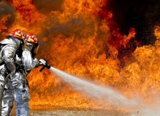 Czy warto zakładać strażaka na kominie?