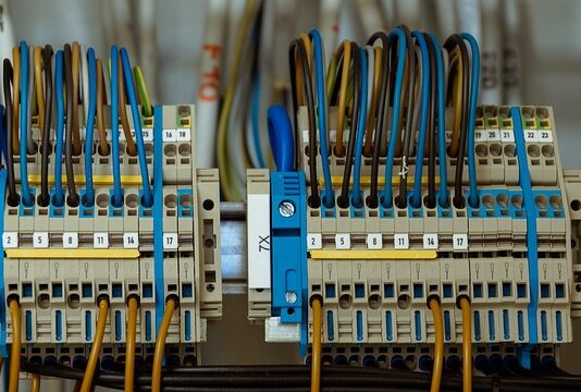Który bezpiecznik jest od podświetlenia tablicy rejestracyjnej?