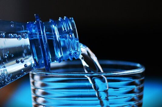 Jak wyczyścić plastikowy klosz lampy? Jak wyczyścić plastikowy klosz lampy?