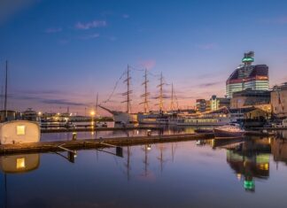 Ile kosztuje Houseboat?