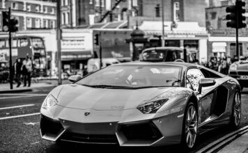 Ile jedzie Aventador?